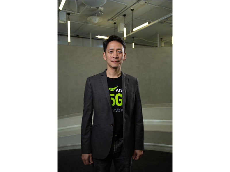 AIS helps relieve burdens of Thais and foreigners Providing 100 minutes Free calls to all networks in combating with the COVID-19 together