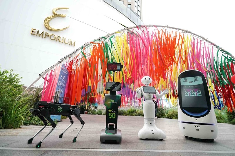 AIS Joins The Mall Group in Continued Fight Against COVID-19 using 5G Robots Strengthens Safety Measures for Thai Mall-Goers in New Normal